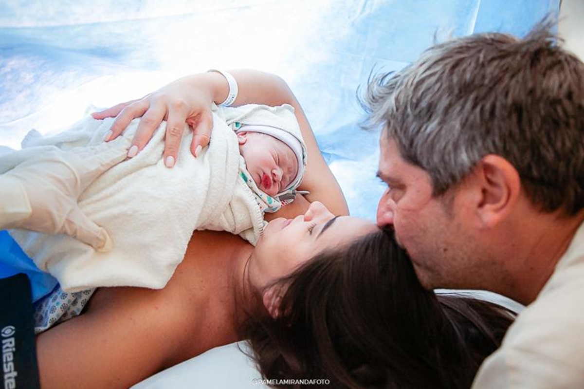 Foto do senador Carlos Portinho com a noiva, Maria Eduarda Camarão, e o segundo filho, João Francisco - Metrópoles