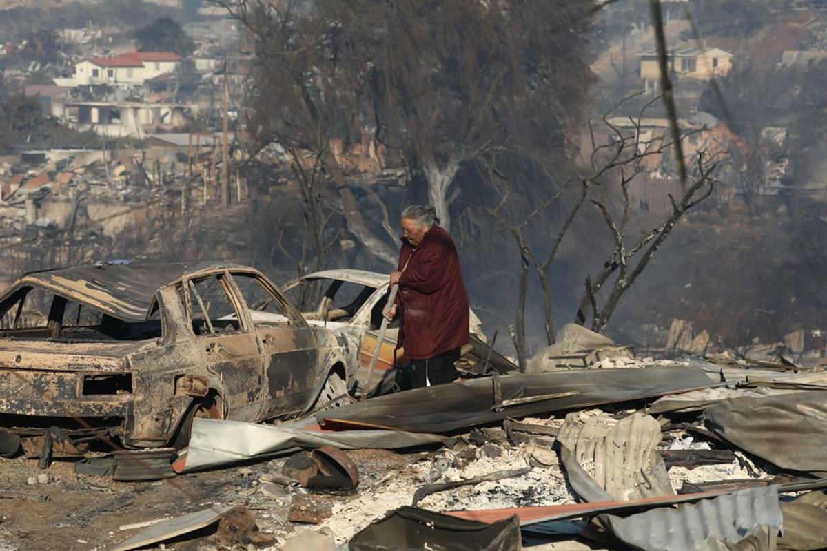 El número de muertos por incendios forestales en Chile llega a 99