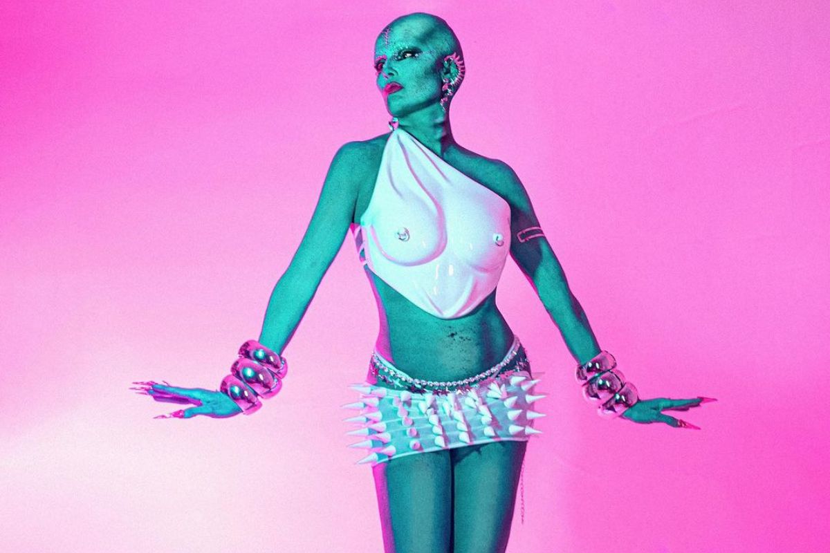 Deborah Secco se transforma em extraterrestre para baile de Carnaval |  Metrópoles