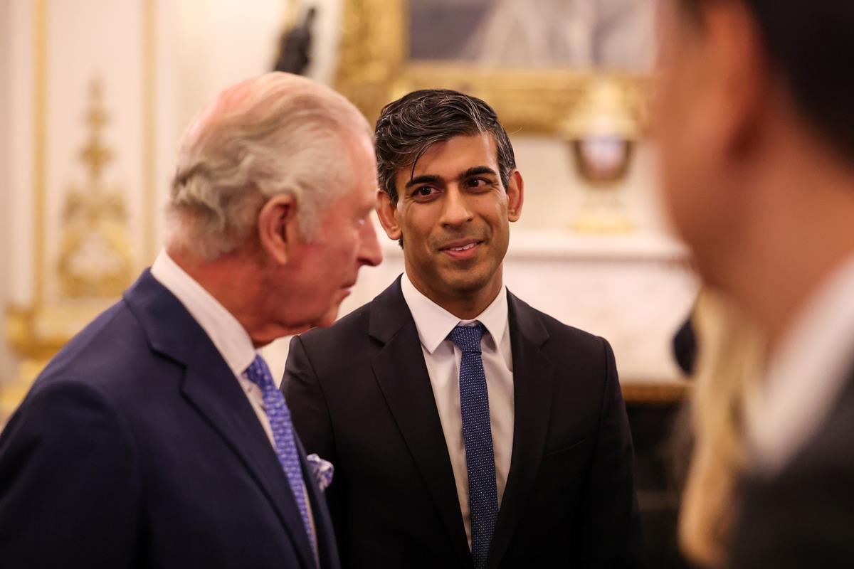 Foto colorida de rei Charles e Rishi Sunak - Metrópoles