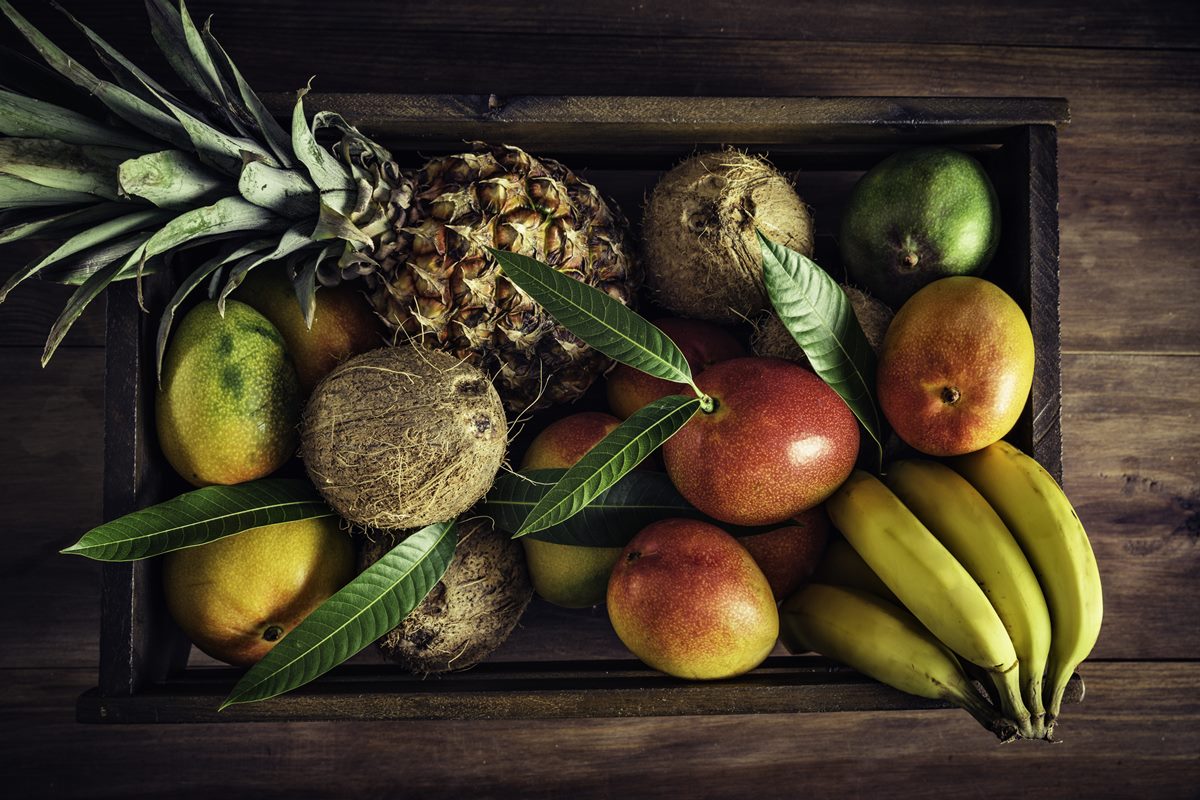 Caixa com diversas frutas dentro