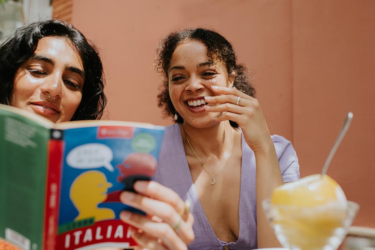 Foto colorida de duas mulheres conversando - Metrópoles