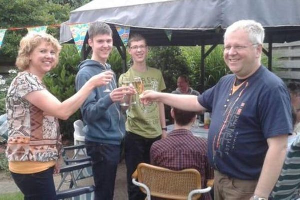 Imagem colorida de família reunida em brinde - Metrópoles