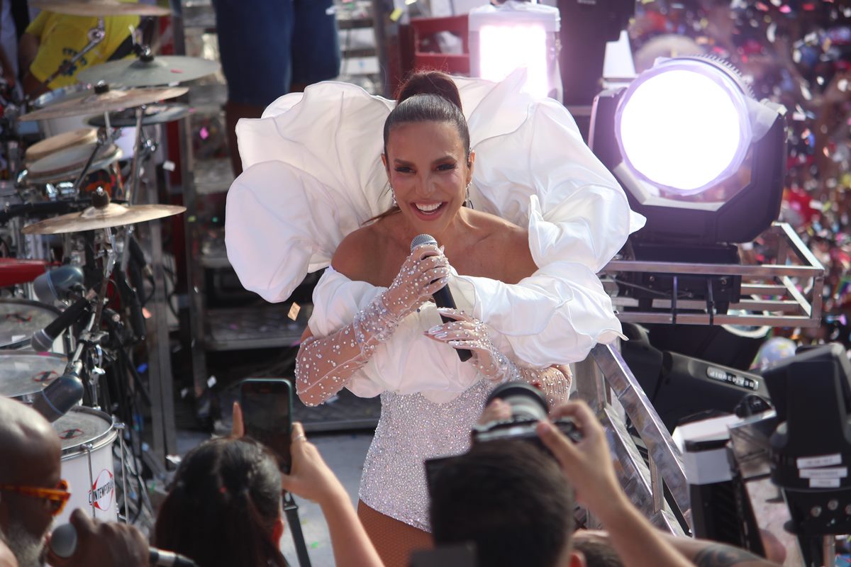 Foto colorida de Ivete Sangalo no Carnaval de Salvador cantando Macetando - Metrópoles