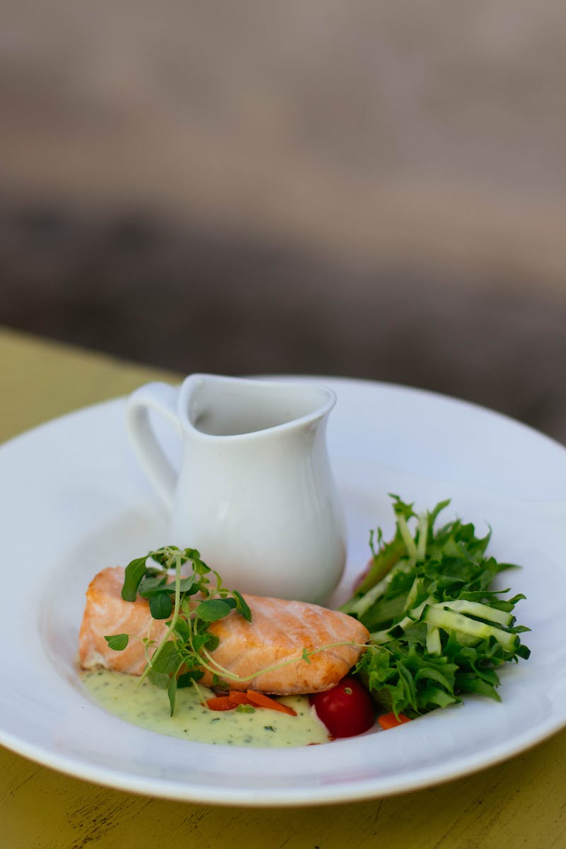 Prato de comida com salmão grelhado e vegetais - Metrópoles