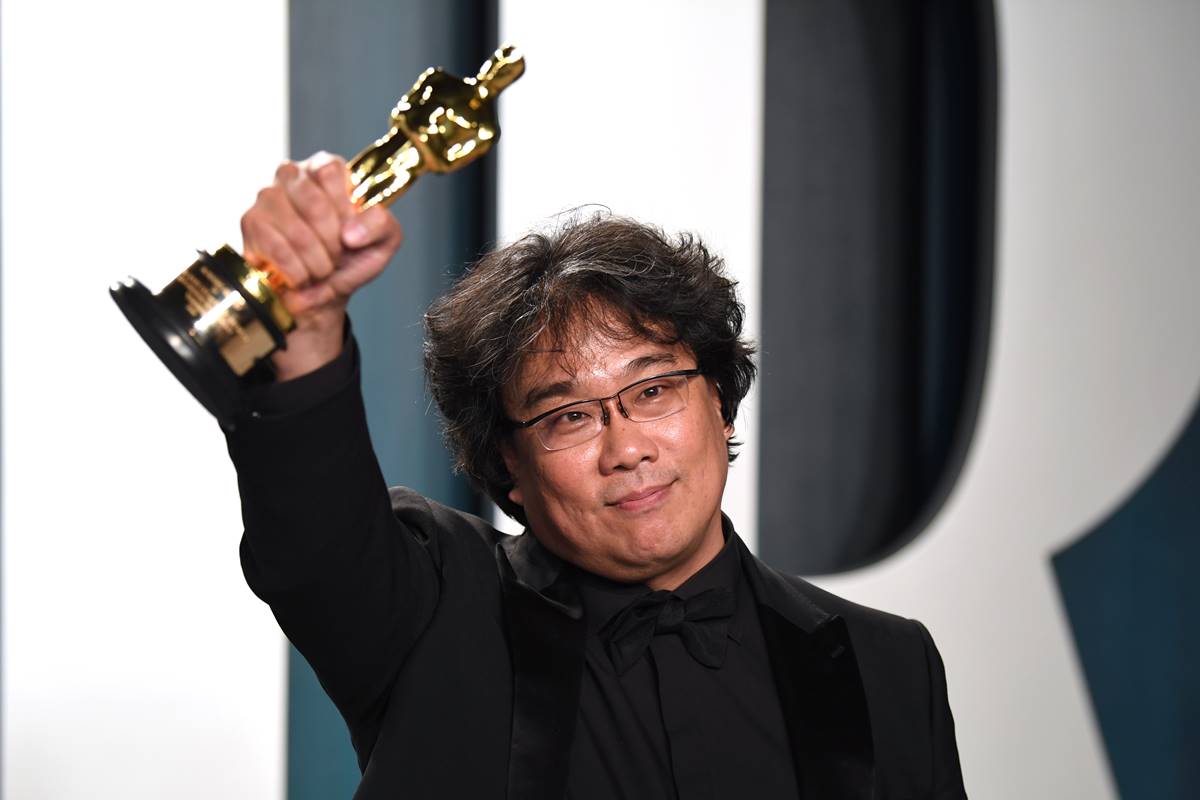 Bong Joon-ho, diretor de Parasita, segurando estatueta do Oscar em premiação - Metrópoles