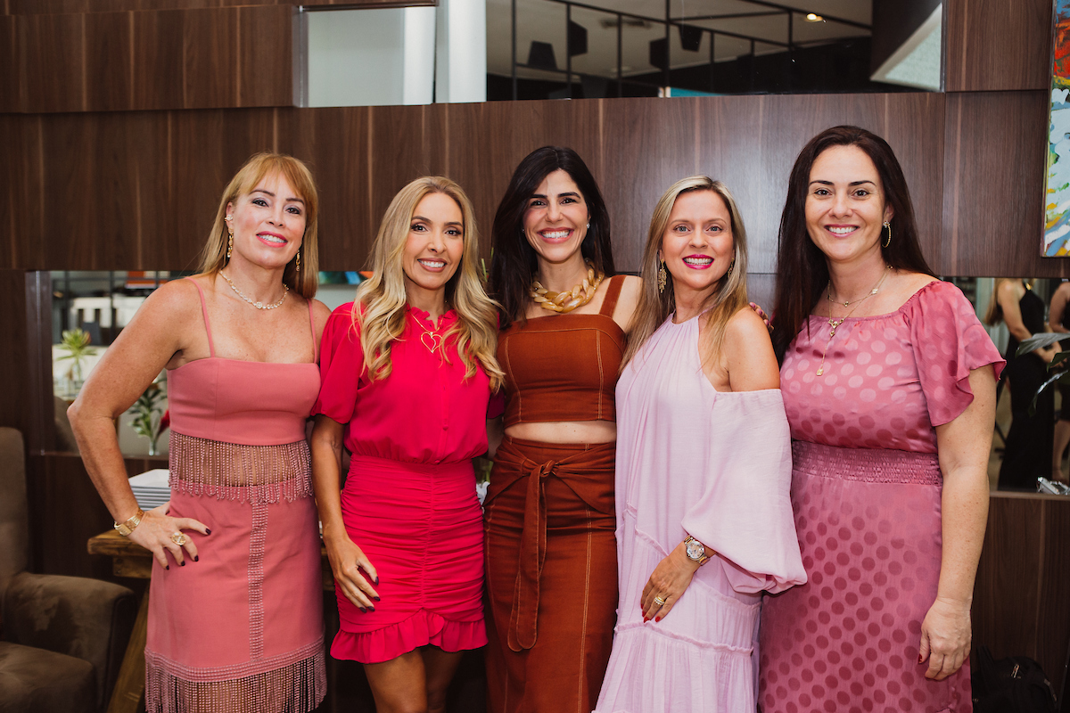 Carol Borges e Marta Martins celebram aniversário ao lado de amigas