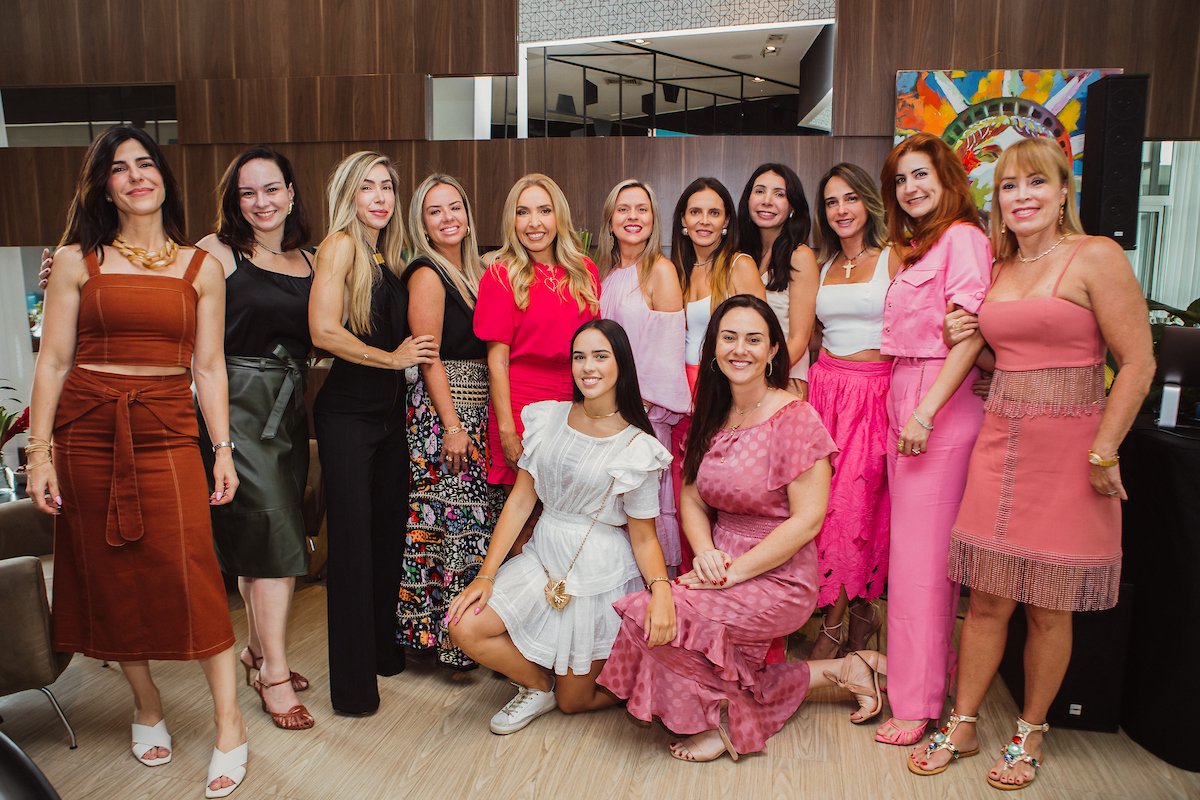 Carol Borges e Marta Martins celebram aniversário ao lado de amigas