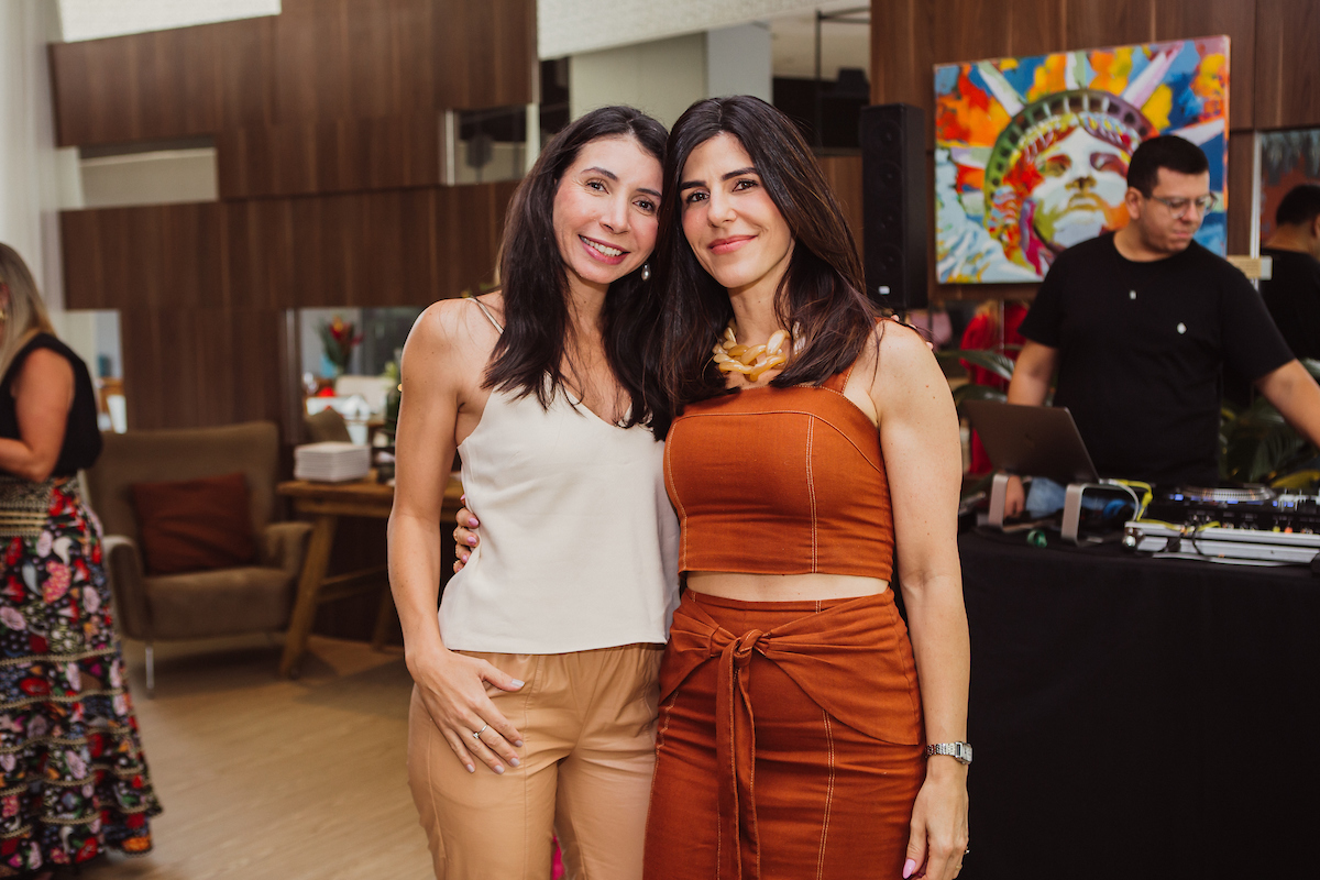 Carol Borges e Marta Martins celebram aniversário ao lado de amigas