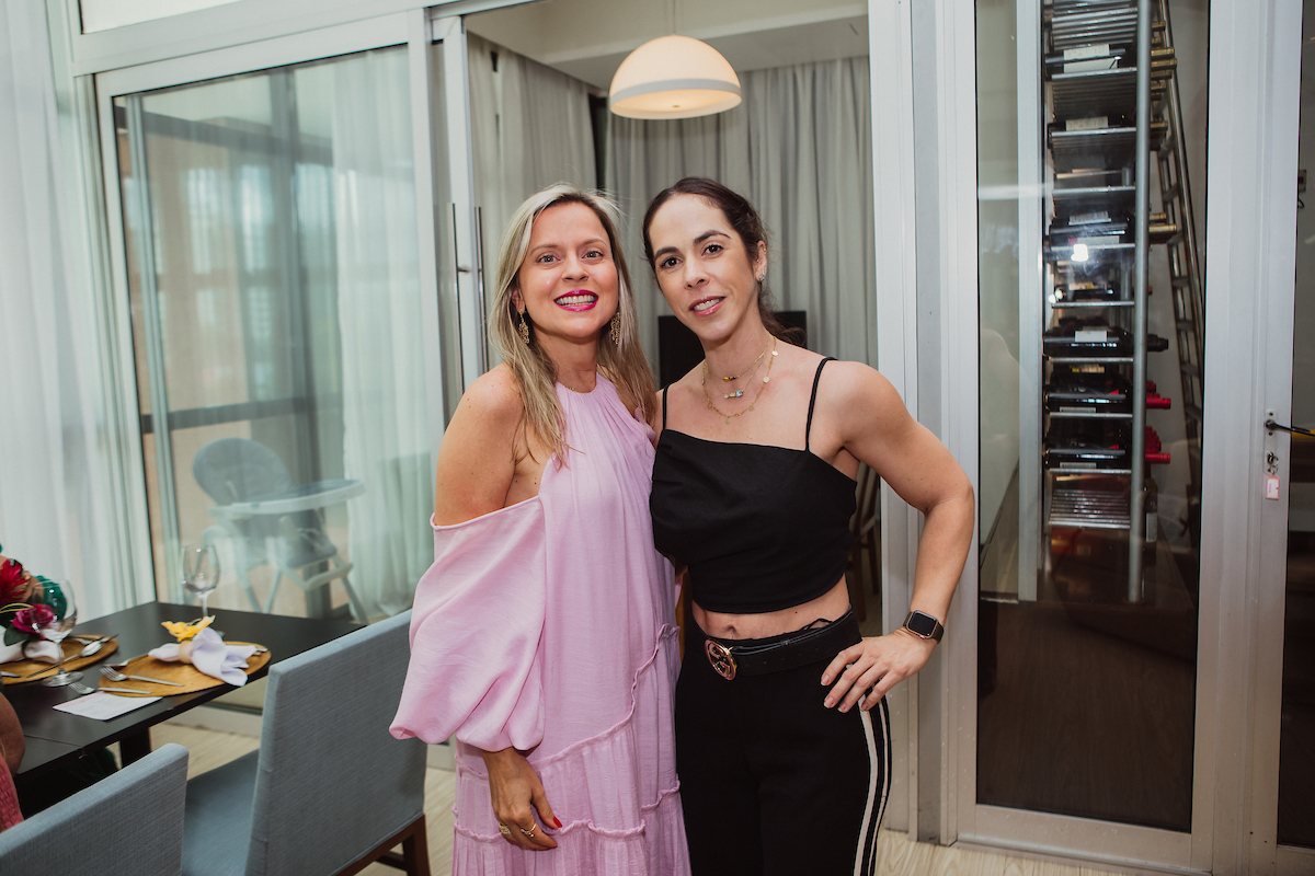 Carol Borges e Marta Martins celebram aniversário ao lado de amigas