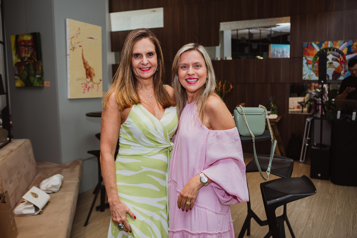 Carol Borges e Marta Martins celebram aniversário ao lado de amigas