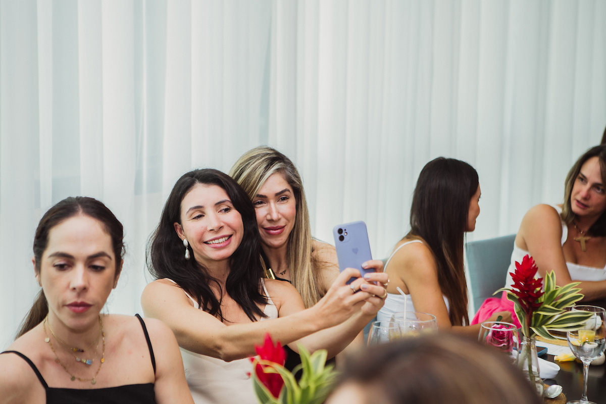 Carol Borges e Marta Martins celebram aniversário ao lado de amigas