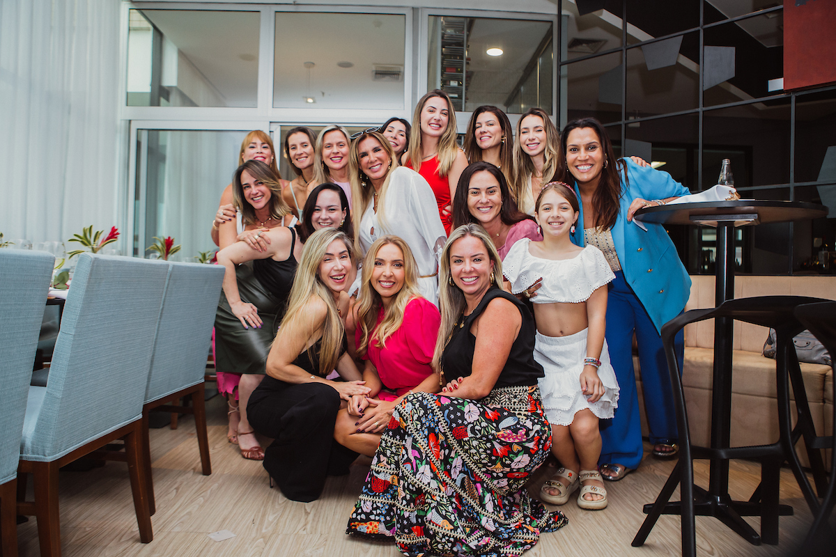 Carol Borges e Marta Martins celebram aniversário ao lado de amigas