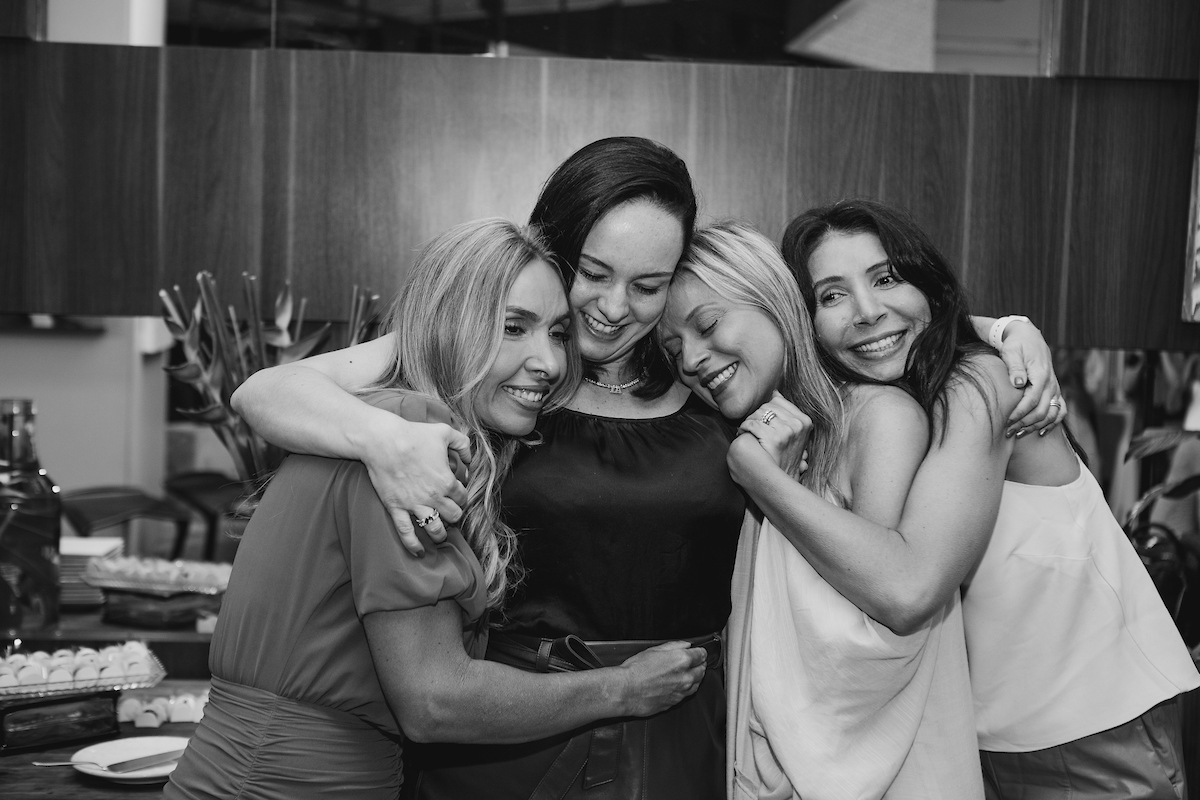 Carol Borges e Marta Martins celebram aniversário ao lado de amigas