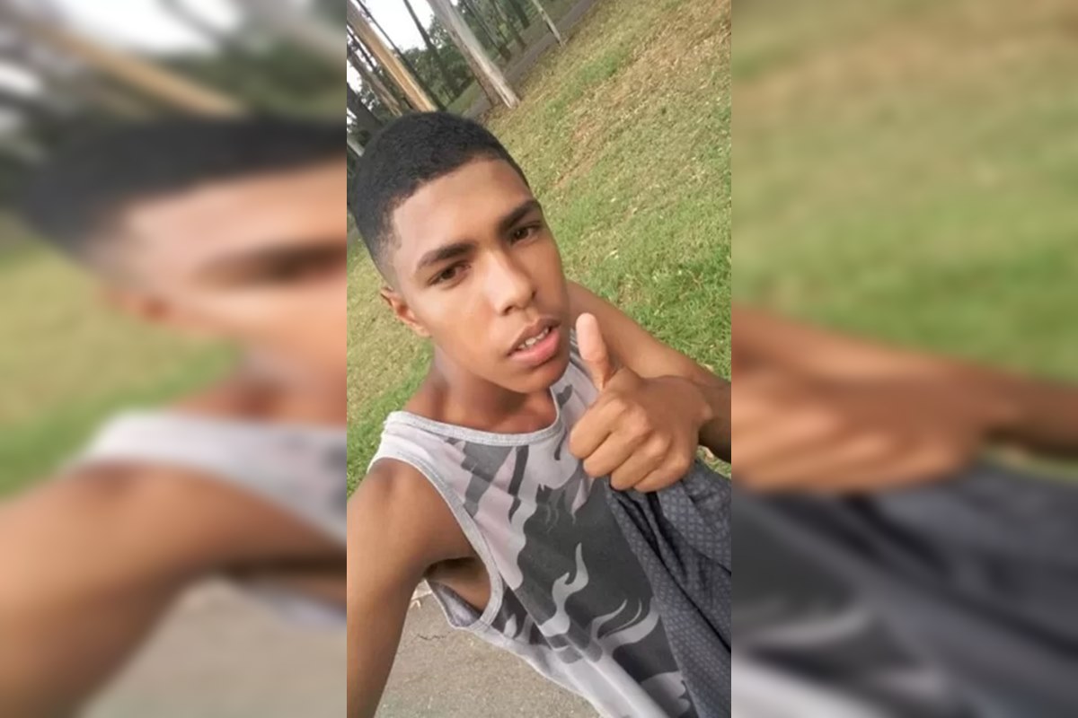 Foto colorida de jovem negro fazendo selfie