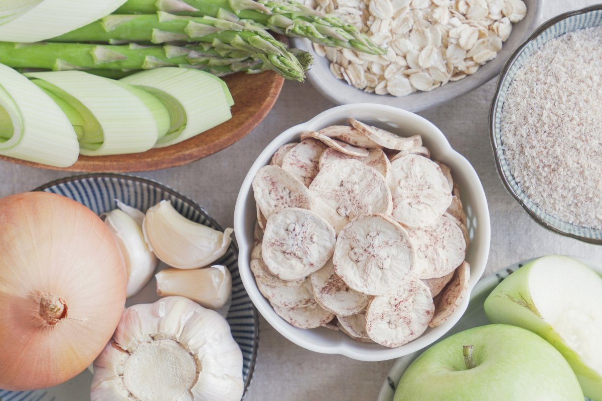 Variedade de alimentos ricos em fibras em mesa - Metrópoles