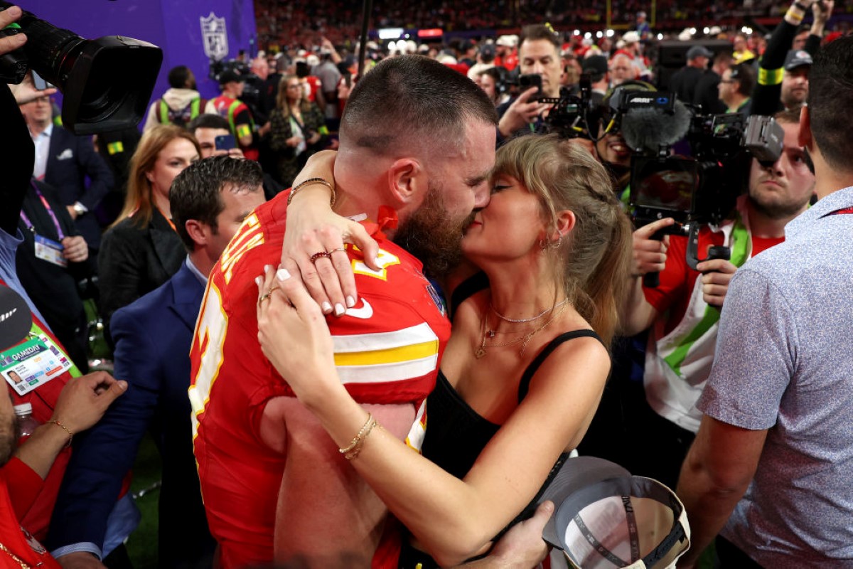 Imagem colorida de Taylor Swift e Travis Kelce, cantora e jogador de futbeol americano são namorados- Metrópoles