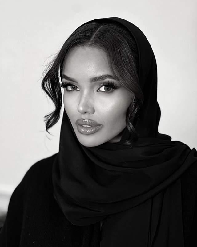 Na imagem com cor, foto de influenciadora muçulmana usando hijab - Metrópoles