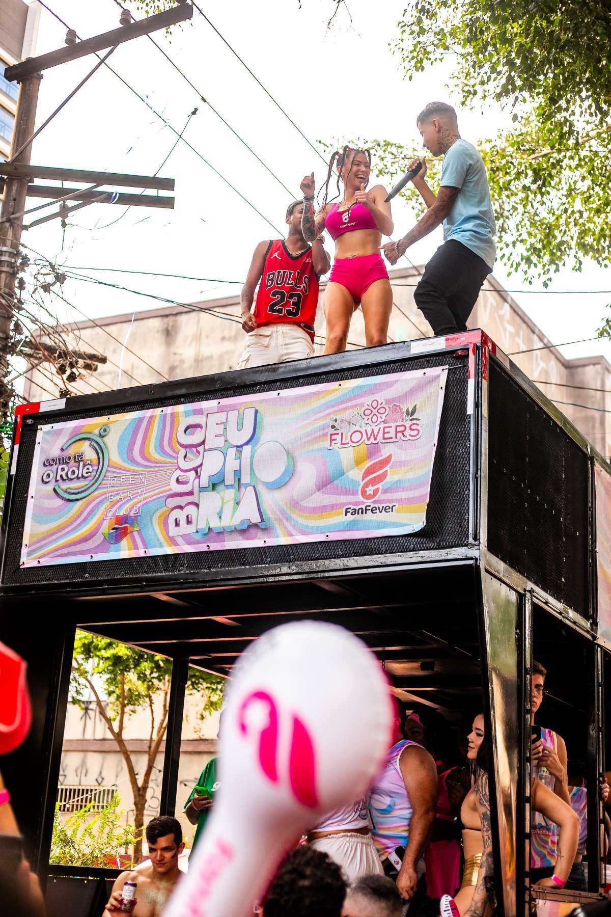 Fotografia colorida mostrando MC Pipokinha em cima de trio durante o Carnaval-Metrópoles