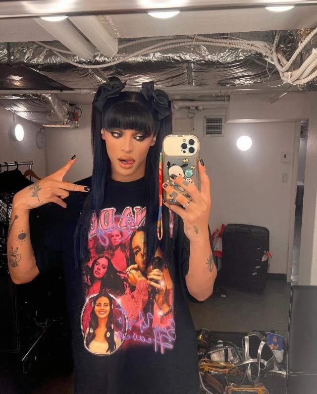 Na imagem com cor, Pabllo Vittar usando camiseta com estampa gráfica - metrópoles