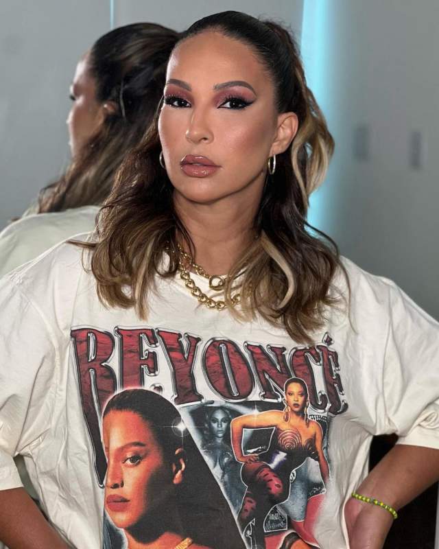 Na imagem com cor, Valesca Popozuda usando camiseta com estampa gráfica - metrópoles