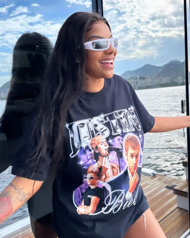 Na imagem com cor, Ludmilla usando camiseta com estampa gráfica - metrópoles