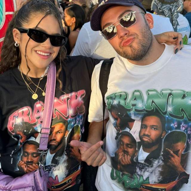 Na imagem com cor, Maisa e Lucas Rangel usando camiseta com estampa gráfica - metrópoles