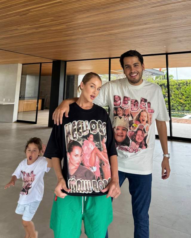 Na imagem com cor, os Bebelos usando camiseta com estampa gráfica - metrópoles