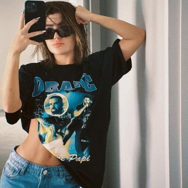 Na imagem com cor, Jade Picon usando camiseta com estampa gráfica - metrópoles