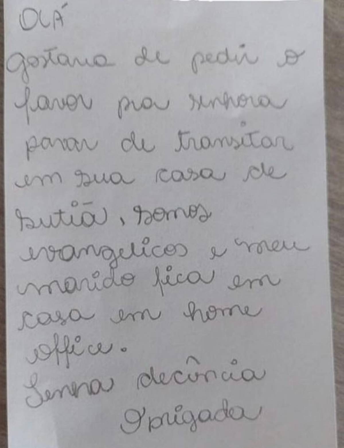 Foto colorida de uma carta escrita à mão - Metrópoles