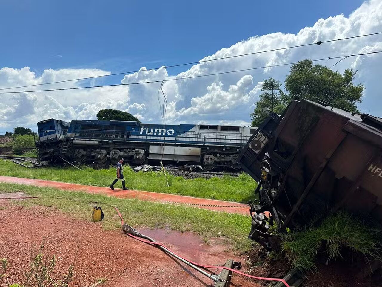 Na foto, um trem descarrilado e tombado - Metrópoles