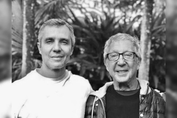 foto em preto e branco de Abilio Diniz ao lado do filho, João Paulo, morto em agosto de 2022, aos 58 anos - Metrópoles