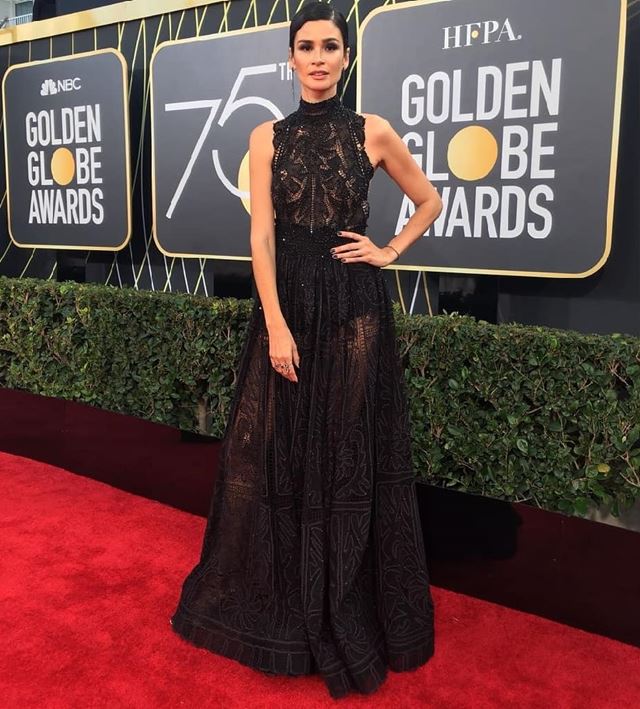 Caroline Ribeiro usando vestido preto com renda no Globo de Ouro 2018 - Metrópoles