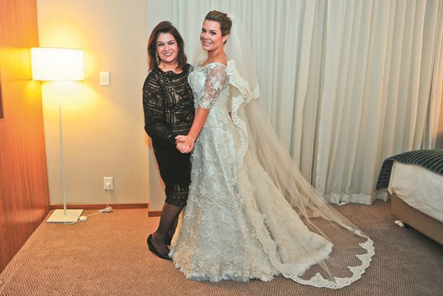 Estilista Martha Medeiros ao lado da atriz Fernanda Souza vestida de noiva - Metrópoles