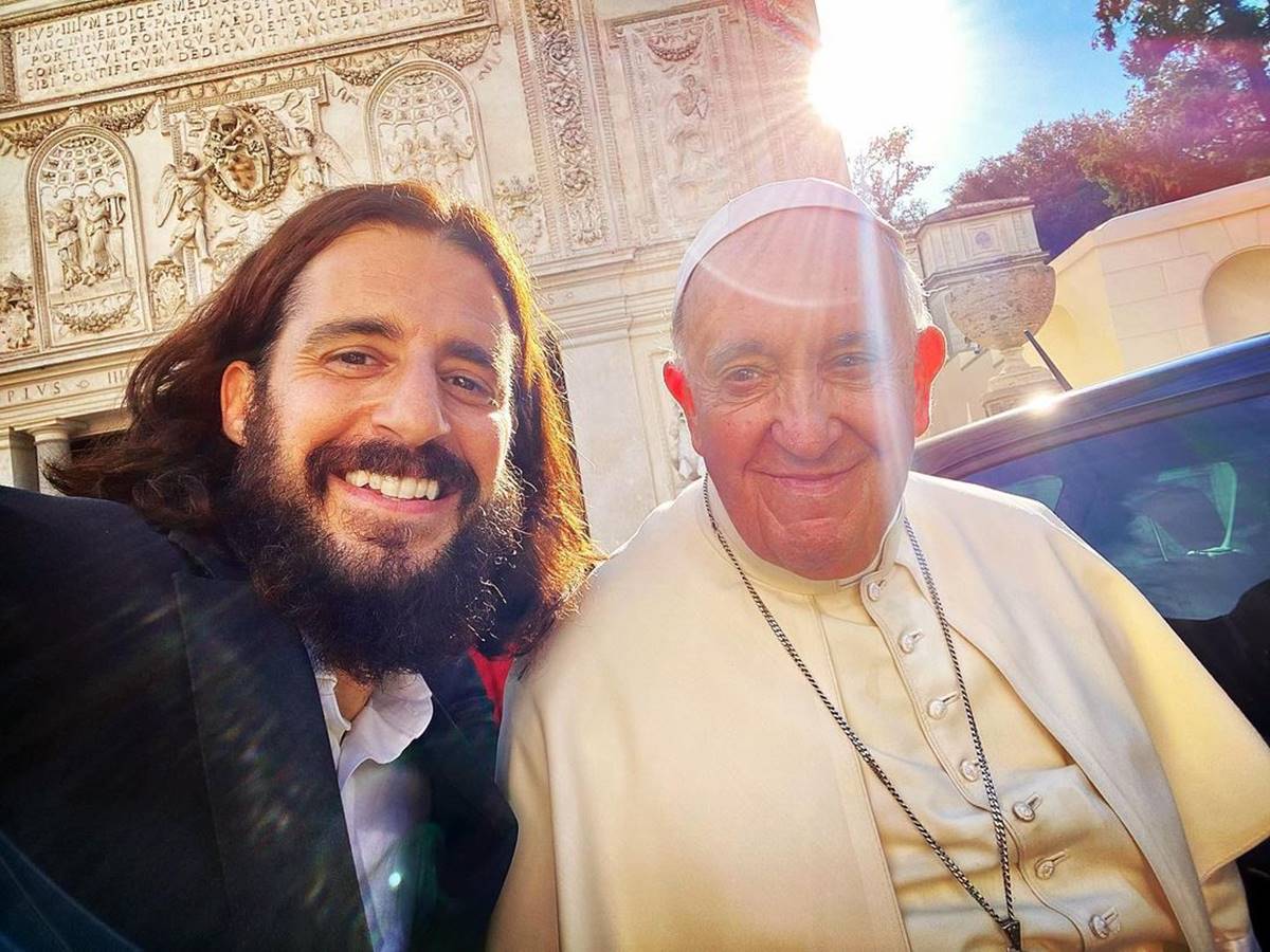 Jonathan Roumie e o Papa Francisco - Metrópoles