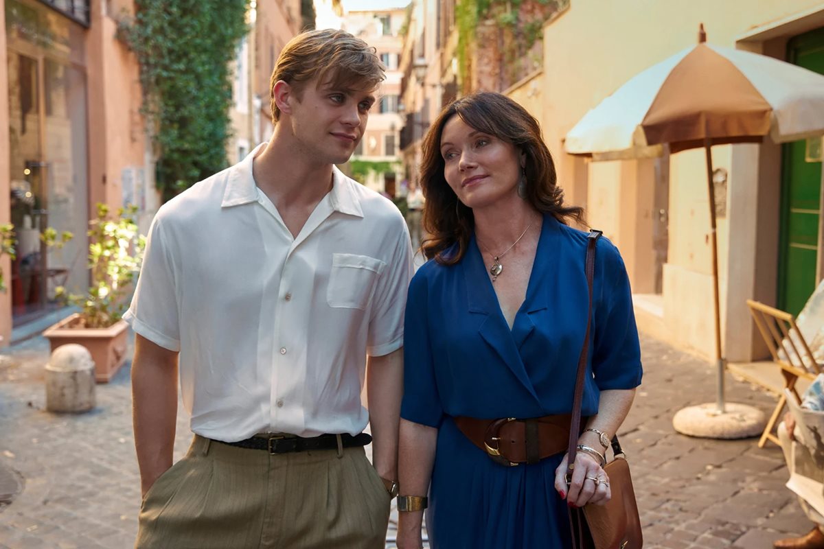 Leo Woodall e Essie Davis na série Um Dia