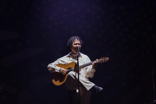 Djavan é clicado no palco durante uma de suas apresentações - Metrópoles