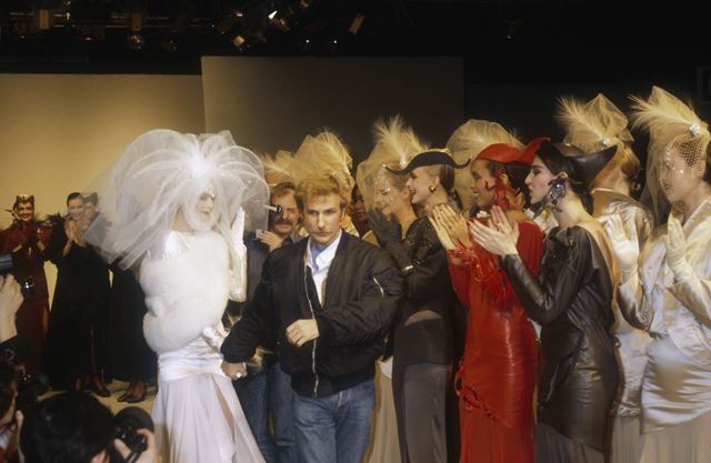 Modelos ao lado do estilista Claude Montana durante desfile de moda, em 1983 - Metrópoles