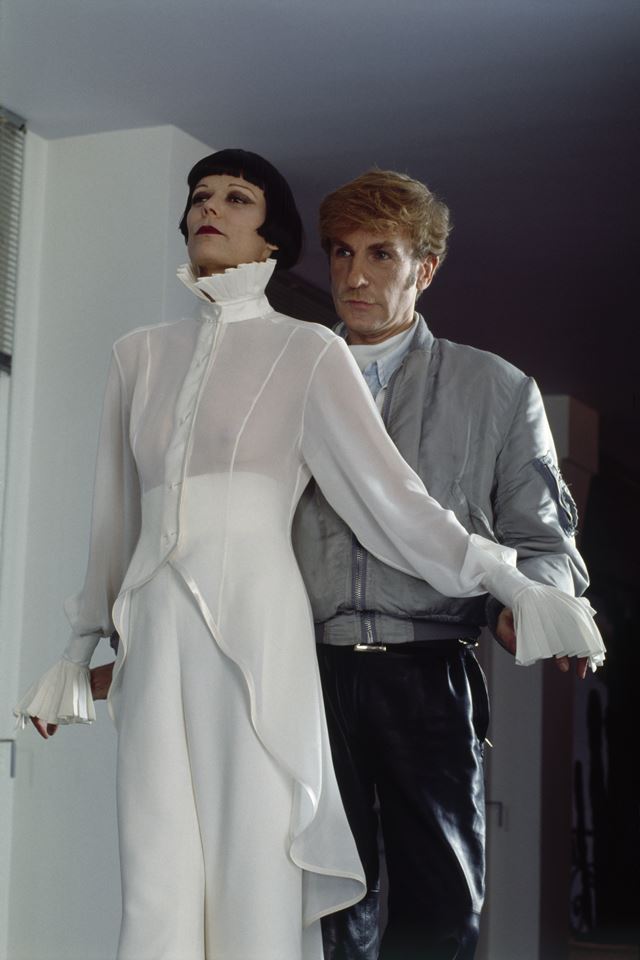 Claude Montana com a modelo Wallis Franken. Ela usa um look branco - Metrópoles