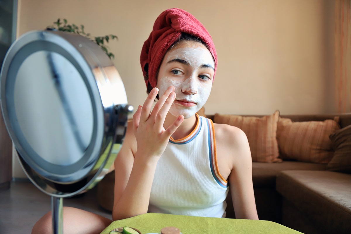 Jovem garota fazendo skincare na pele- Metrópoles