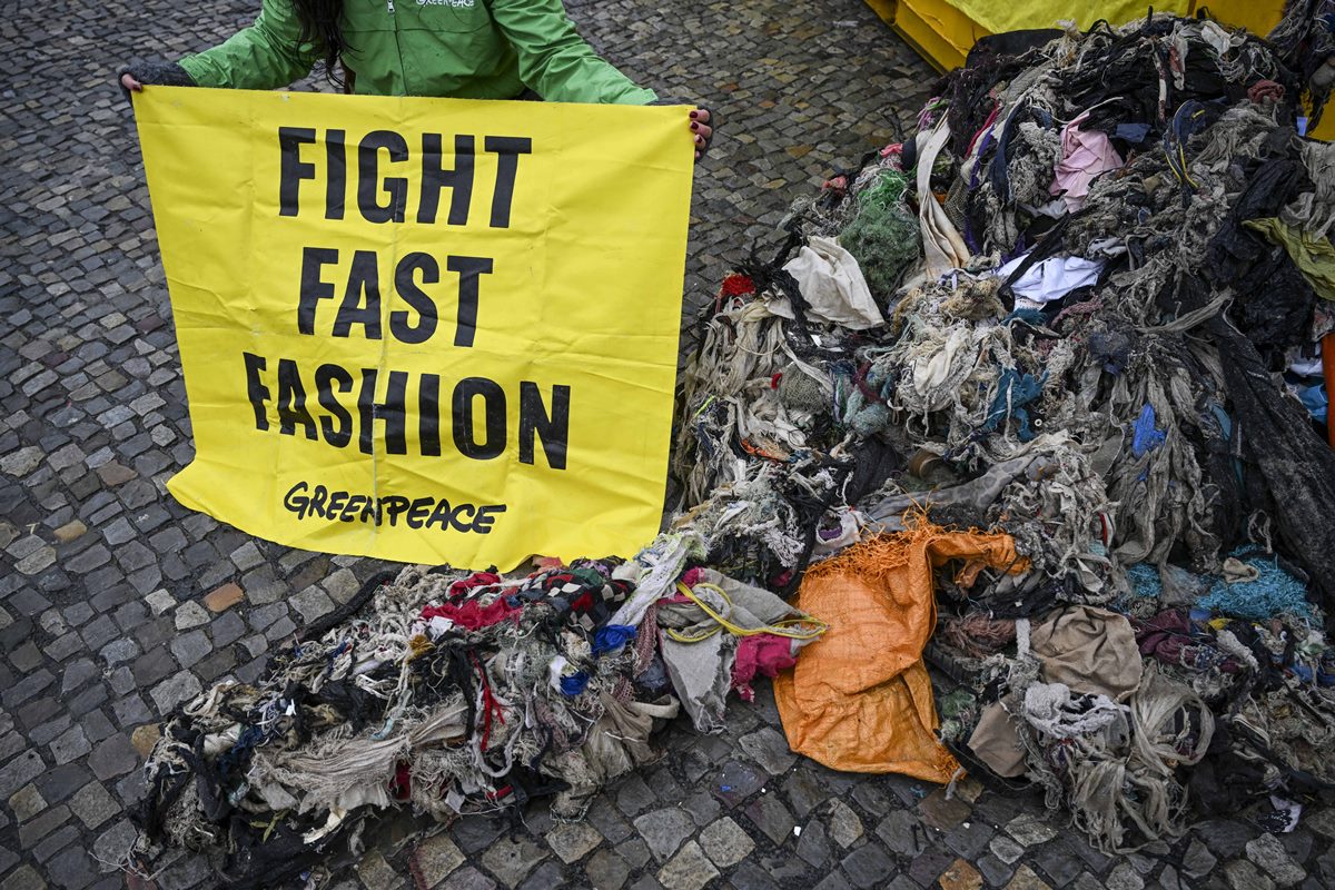 sustentabilidade moda protesto greenpeace - metrópoles