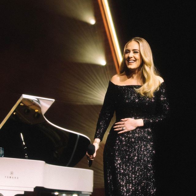 Na imagem com cor, a cantora Adele durante apresentação em Las Vegas - Metrópoles