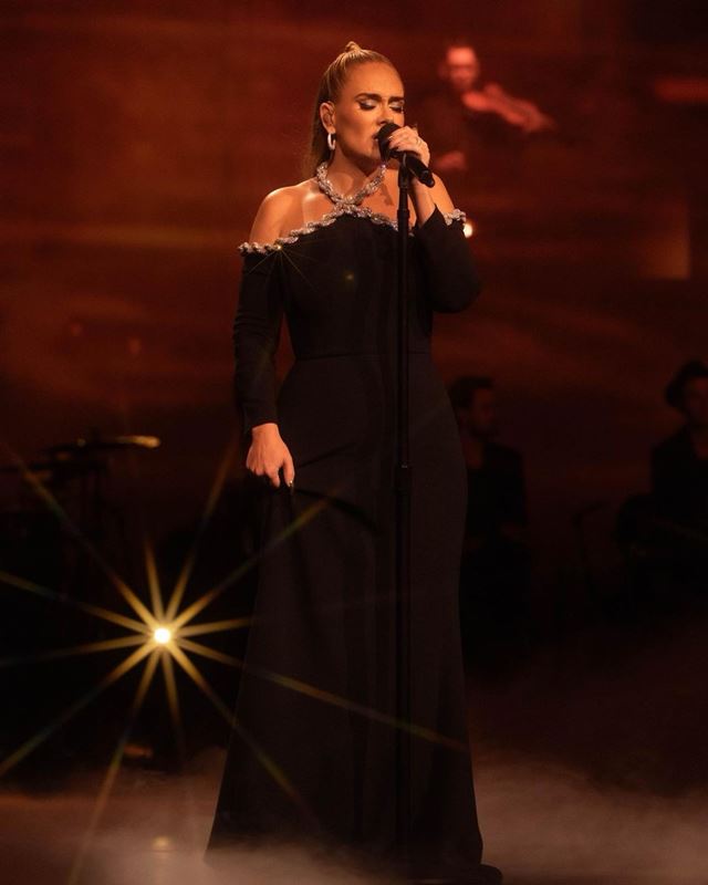 Na imagem com cor, a cantora Adele durante apresentação em Las Vegas - Metrópoles