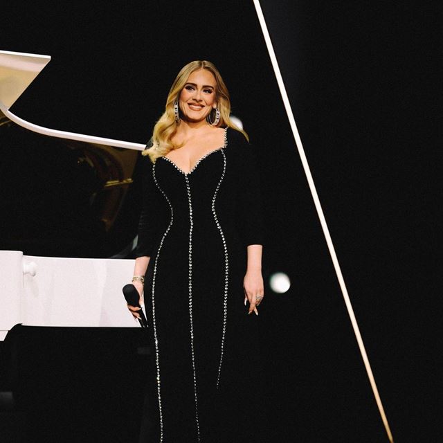 Na imagem com cor, a cantora Adele durante apresentação em Las Vegas - Metrópoles