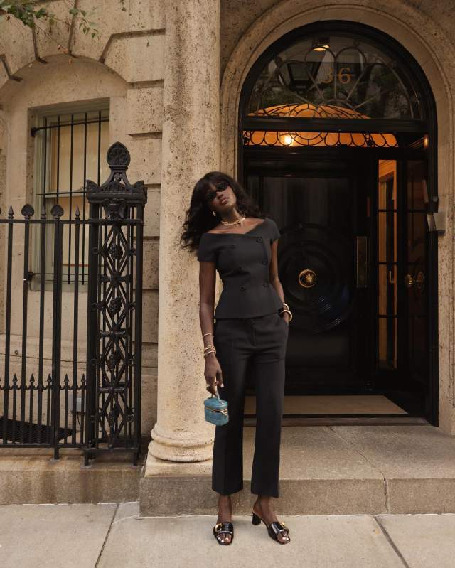 Na imagem com cor, foto de uma bucket bag - Metrópoles