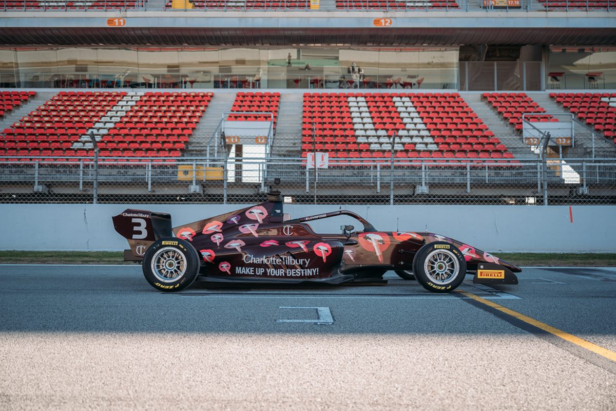 Carro de corrida parado na pista com as impressões da Charlotte Tilbury