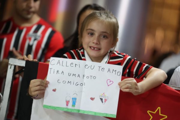 Criança Torcedora do São Paulo segura cartaz em homenagem a Calleri