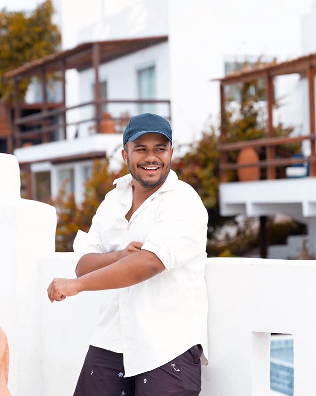 Na imagem com cor, homem negro brasiliense posa para foto - Metrópoles