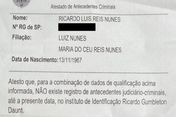 Imagem preto e branco reproduz documento 