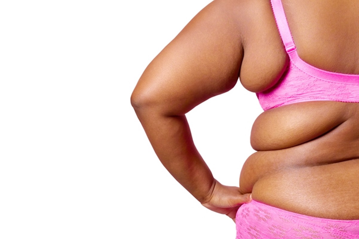 Imagem colorida de mulher de costas com lingerie rosa - Metrópoles